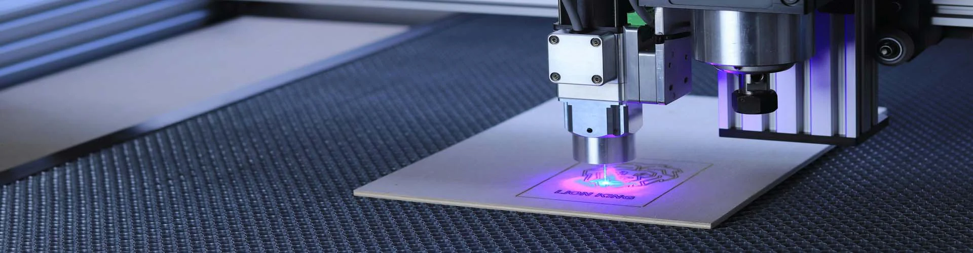 Déan teagmháil linn