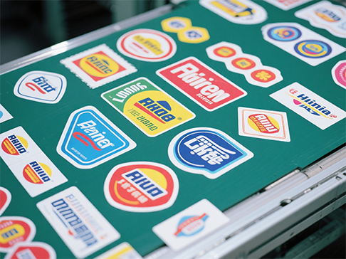 Cén cineál rialtóir léasair is féidir a úsáid le haghaidh gearradh bás léasair féinghreamaitheach