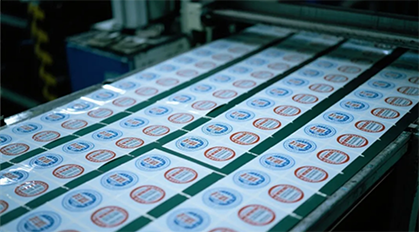 Díghlasálann an rialtóir léasair seo féidearthachtaí nua maidir le dísleáil léasair.